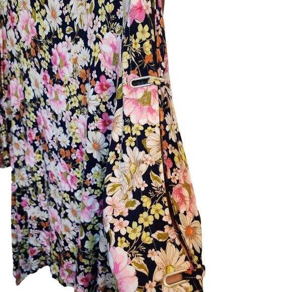 Cable & Gauge Large Spring Floral Cold Shoulder Sharkbite Hem 3/4 Sleeve Top - Picture 4 of 8